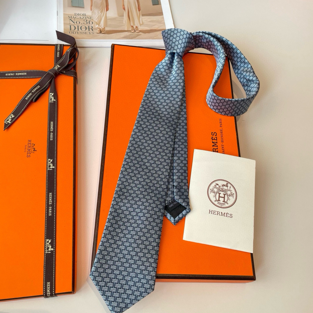 特 爱马仕领带是每位男士的衣橱中不可或缺的单品，也是一段故事的起源。仅有一条规则：享受佩戴它的乐趣！自1
