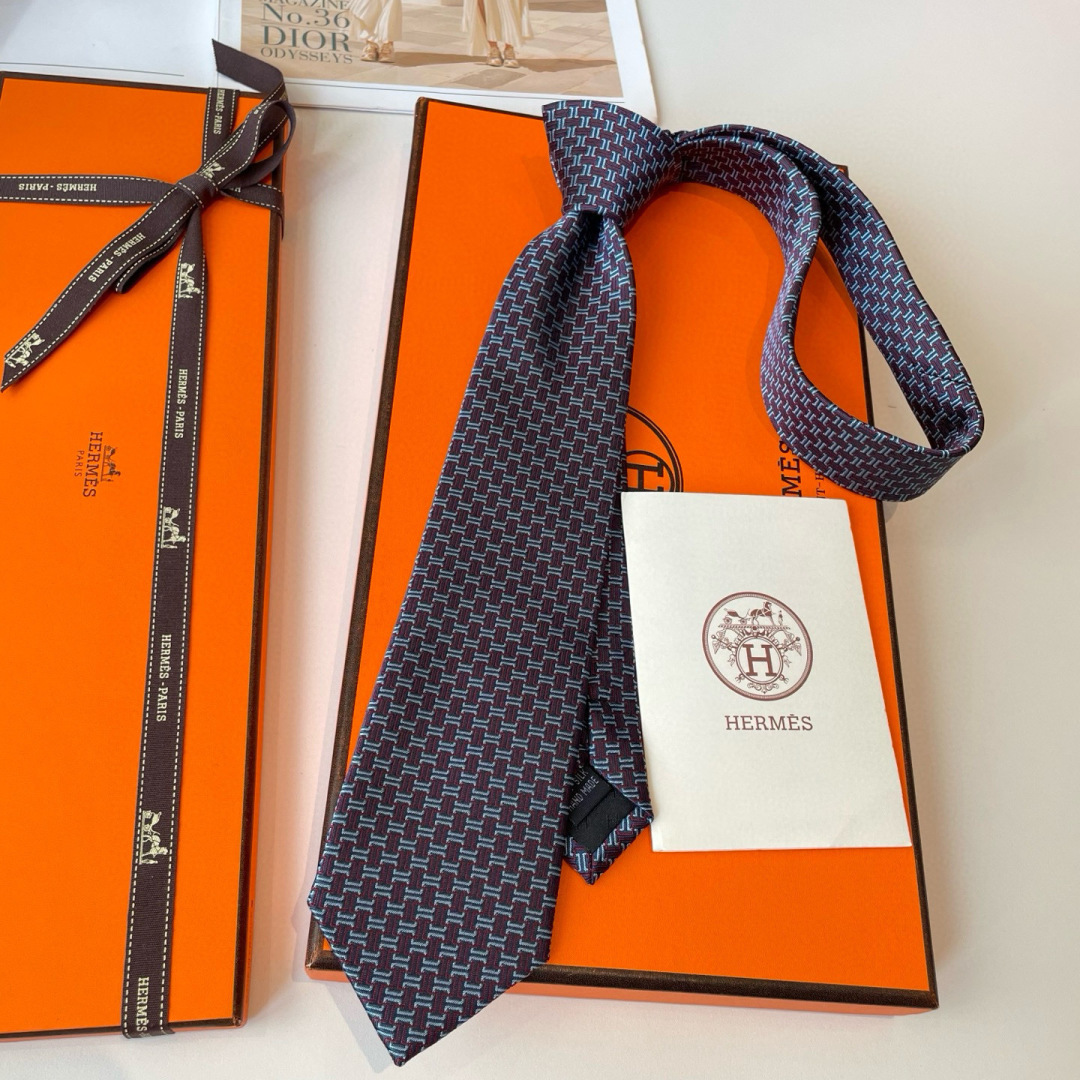 特 爱马仕领带是每位男士的衣橱中不可或缺的单品，也是一段故事的起源。仅有一条规则：享受佩戴它的乐趣！自1