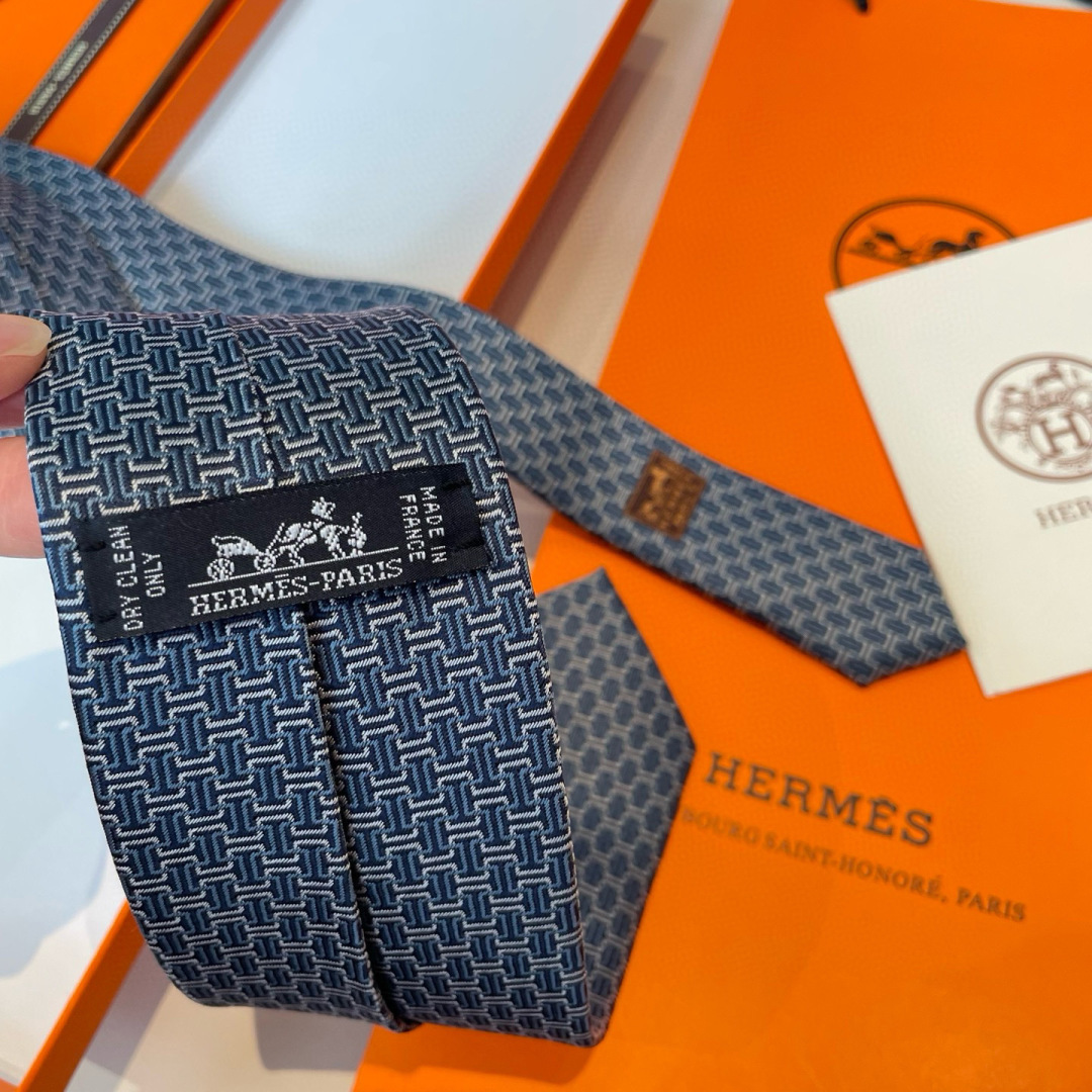 特 爱马仕领带是每位男士的衣橱中不可或缺的单品，也是一段故事的起源。仅有一条规则：享受佩戴它的乐趣！自1