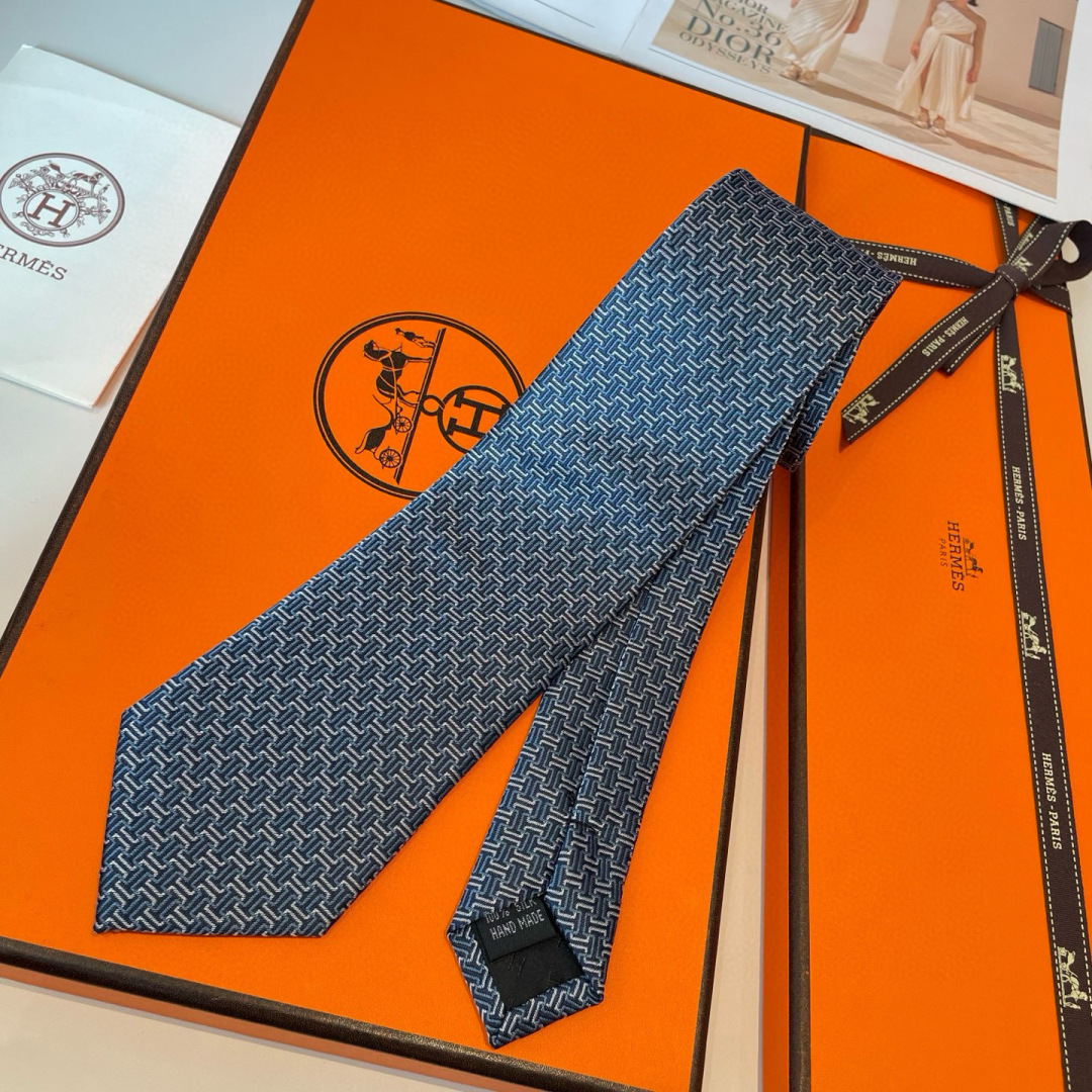 特 爱马仕领带是每位男士的衣橱中不可或缺的单品，也是一段故事的起源。仅有一条规则：享受佩戴它的乐趣！自1