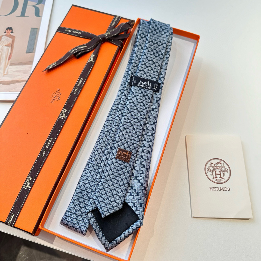 特 爱马仕领带是每位男士的衣橱中不可或缺的单品，也是一段故事的起源。仅有一条规则：享受佩戴它的乐趣！自1