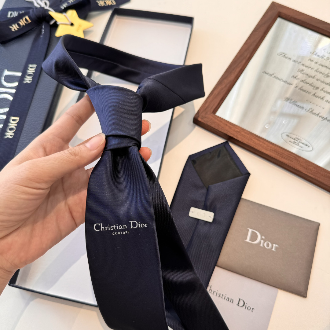 特 爆款到👏👏Do家新款领带 👔👔Dior男士【D家LOGO系列领带】，稀有😻😻展现精湛手工与时尚优雅的