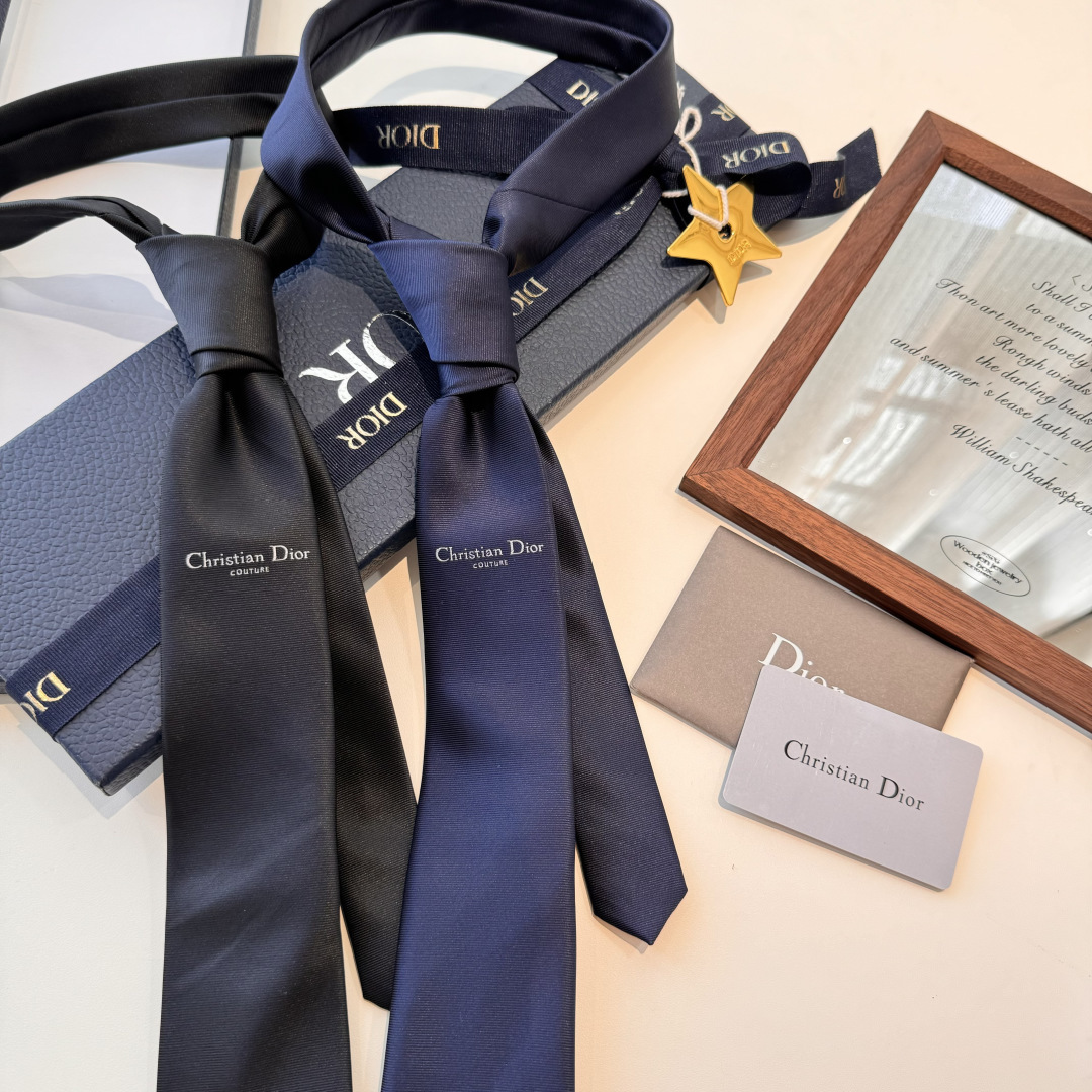 特 爆款到👏👏Do家新款领带 👔👔Dior男士【D家LOGO系列领带】，稀有😻😻展现精湛手工与时尚优雅的