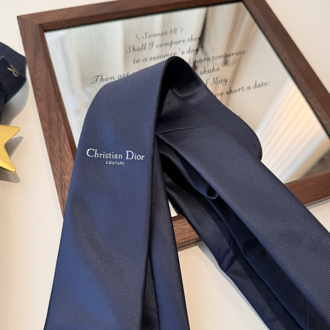 特 爆款到👏👏Do家新款领带 👔👔Dior男士【D家LOGO系列领带】，稀有😻😻展现精湛手工与时尚优雅的