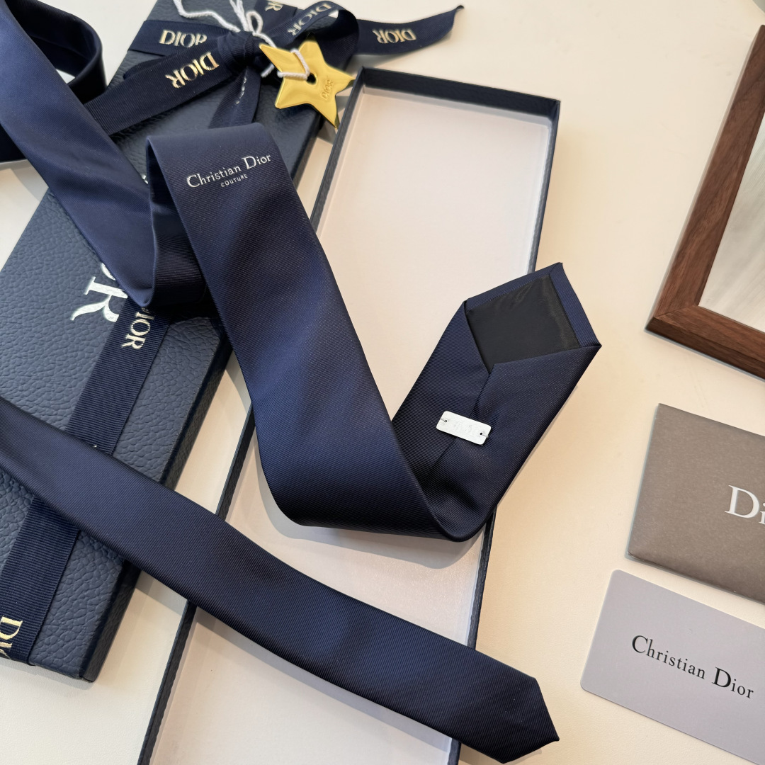 特 爆款到👏👏Do家新款领带 👔👔Dior男士【D家LOGO系列领带】，稀有😻😻展现精湛手工与时尚优雅的