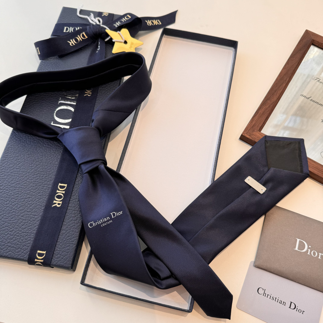 特 爆款到👏👏Do家新款领带 👔👔Dior男士【D家LOGO系列领带】，稀有😻😻展现精湛手工与时尚优雅的