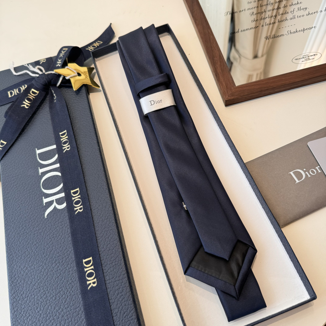 特 爆款到👏👏Do家新款领带 👔👔Dior男士【D家LOGO系列领带】，稀有😻😻展现精湛手工与时尚优雅的