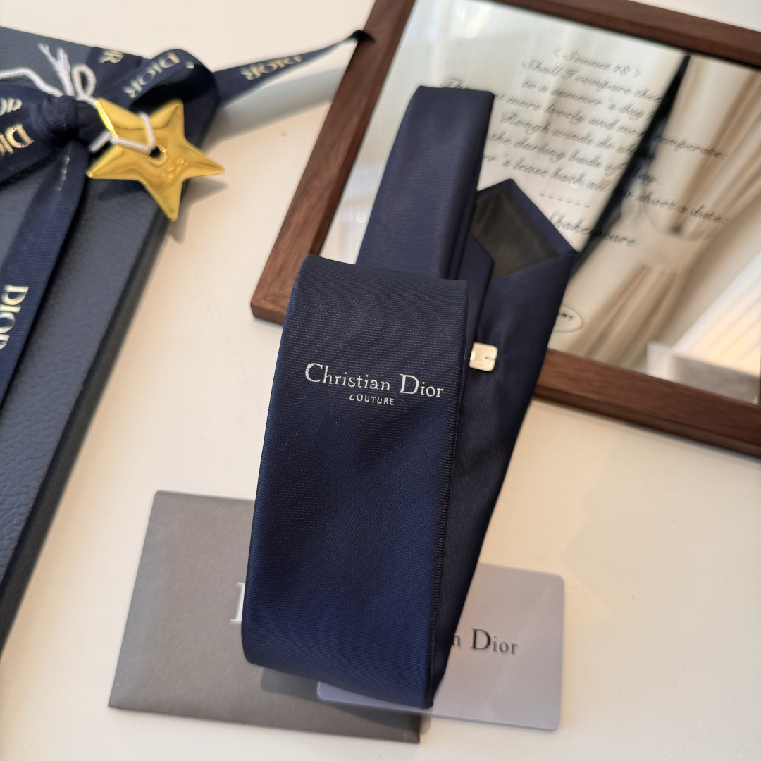 特 爆款到👏👏Do家新款领带 👔👔Dior男士【D家LOGO系列领带】，稀有😻😻展现精湛手工与时尚优雅的