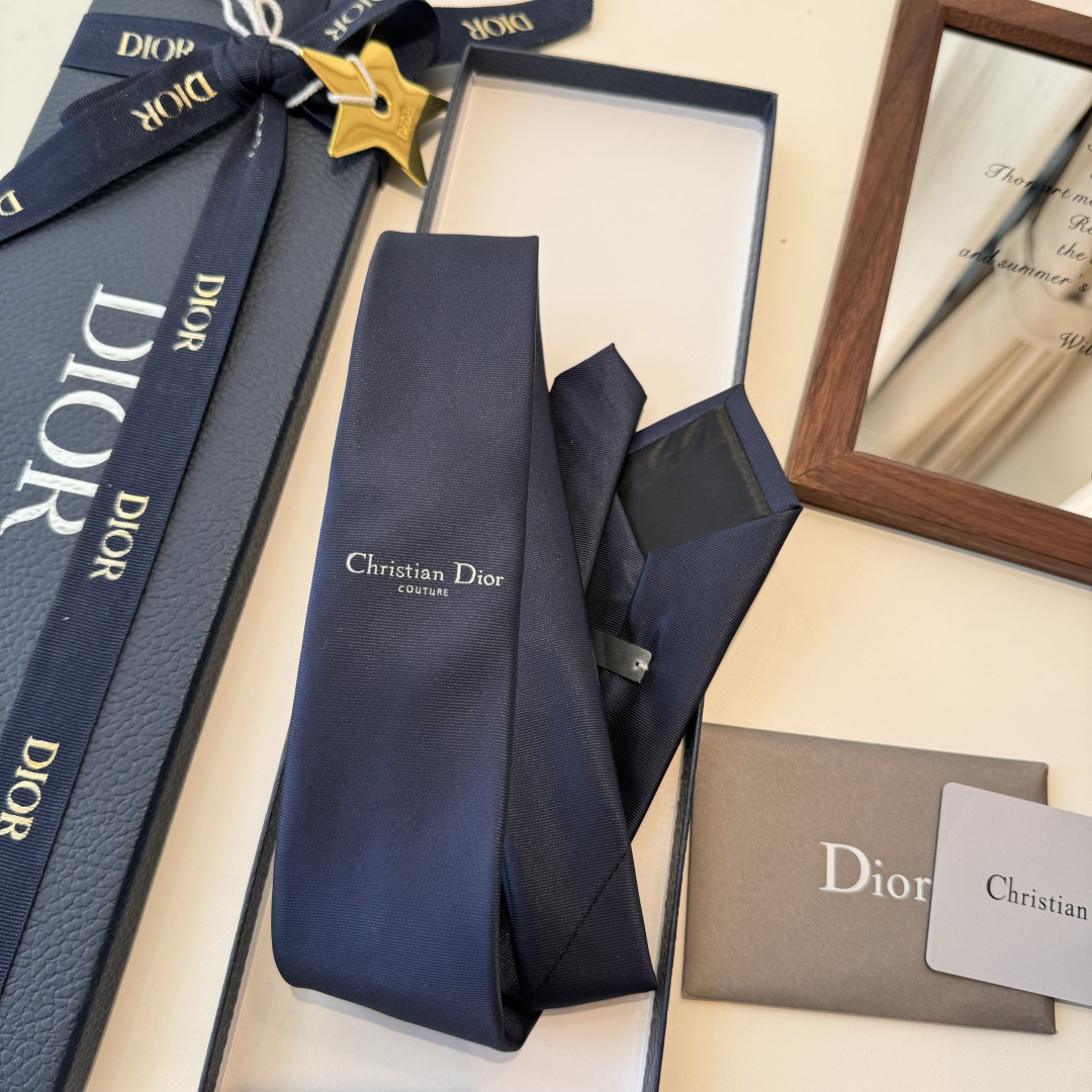 特 爆款到👏👏Do家新款领带 👔👔Dior男士【D家LOGO系列领带】，稀有😻😻展现精湛手工与时尚优雅的