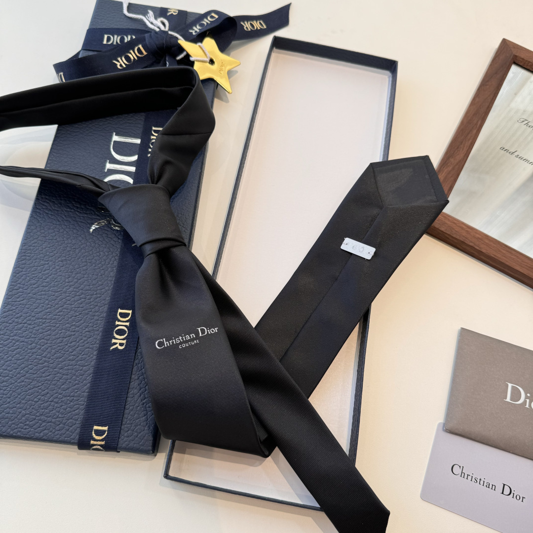 特 爆款到👏👏Do家新款领带 👔👔Dior男士【D家LOGO系列领带】，稀有😻😻展现精湛手工与时尚优雅的