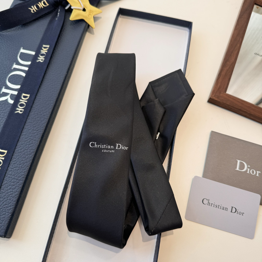 特 爆款到👏👏Do家新款领带 👔👔Dior男士【D家LOGO系列领带】，稀有😻😻展现精湛手工与时尚优雅的