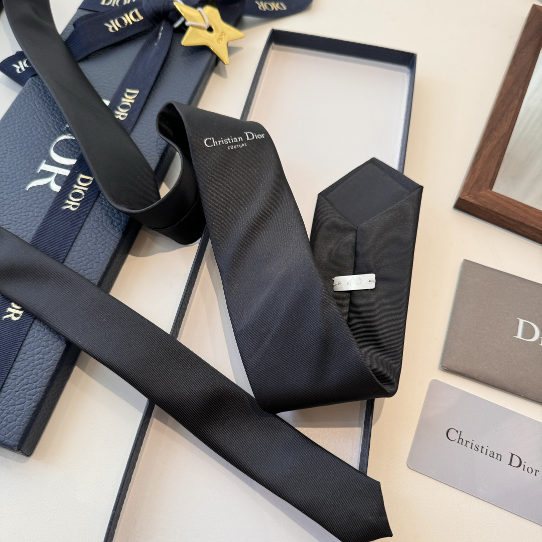 特 爆款到👏👏Do家新款领带 👔👔Dior男士【D家LOGO系列领带】，稀有😻😻展现精湛手工与时尚优雅的