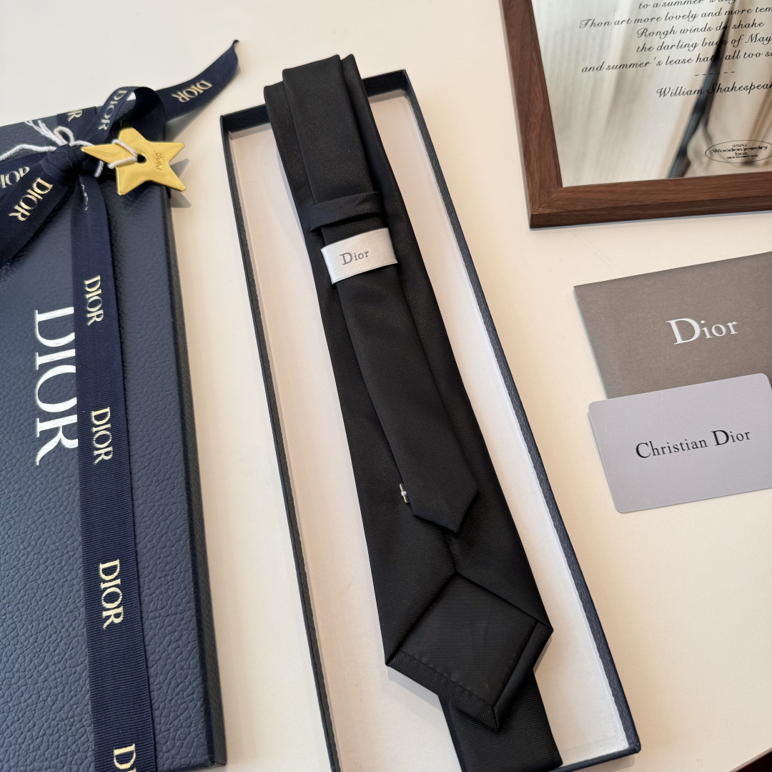 特 爆款到👏👏Do家新款领带 👔👔Dior男士【D家LOGO系列领带】，稀有😻😻展现精湛手工与时尚优雅的