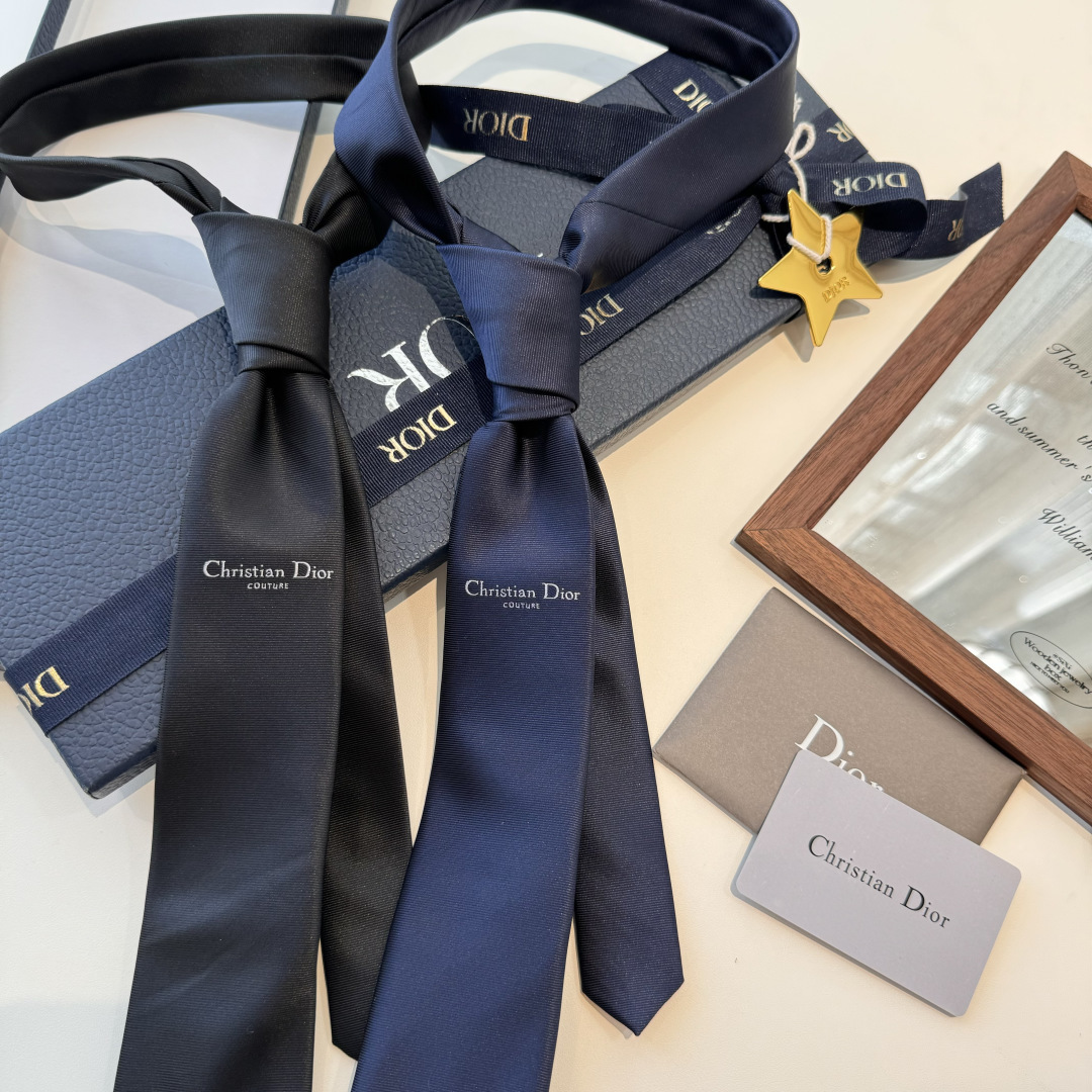 特 爆款到👏👏Do家新款领带 👔👔Dior男士【D家LOGO系列领带】，稀有😻😻展现精湛手工与时尚优雅的