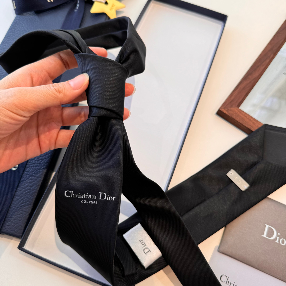 特 爆款到👏👏Do家新款领带 👔👔Dior男士【D家LOGO系列领带】，稀有😻😻展现精湛手工与时尚优雅的