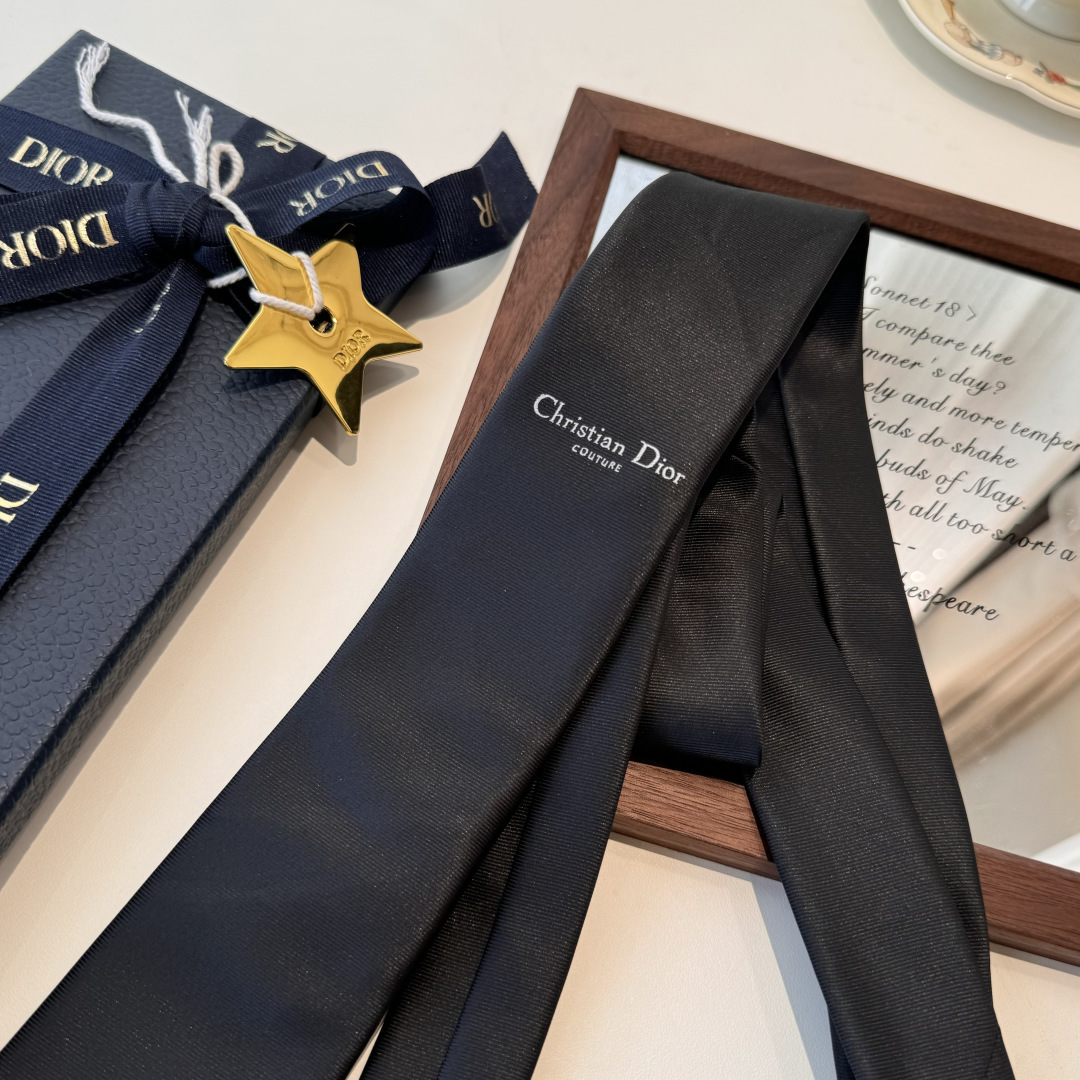 特 爆款到👏👏Do家新款领带 👔👔Dior男士【D家LOGO系列领带】，稀有😻😻展现精湛手工与时尚优雅的