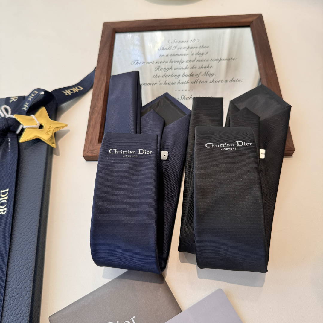 特 爆款到👏👏Do家新款领带 👔👔Dior男士【D家LOGO系列领带】，稀有😻😻展现精湛手工与时尚优雅的
