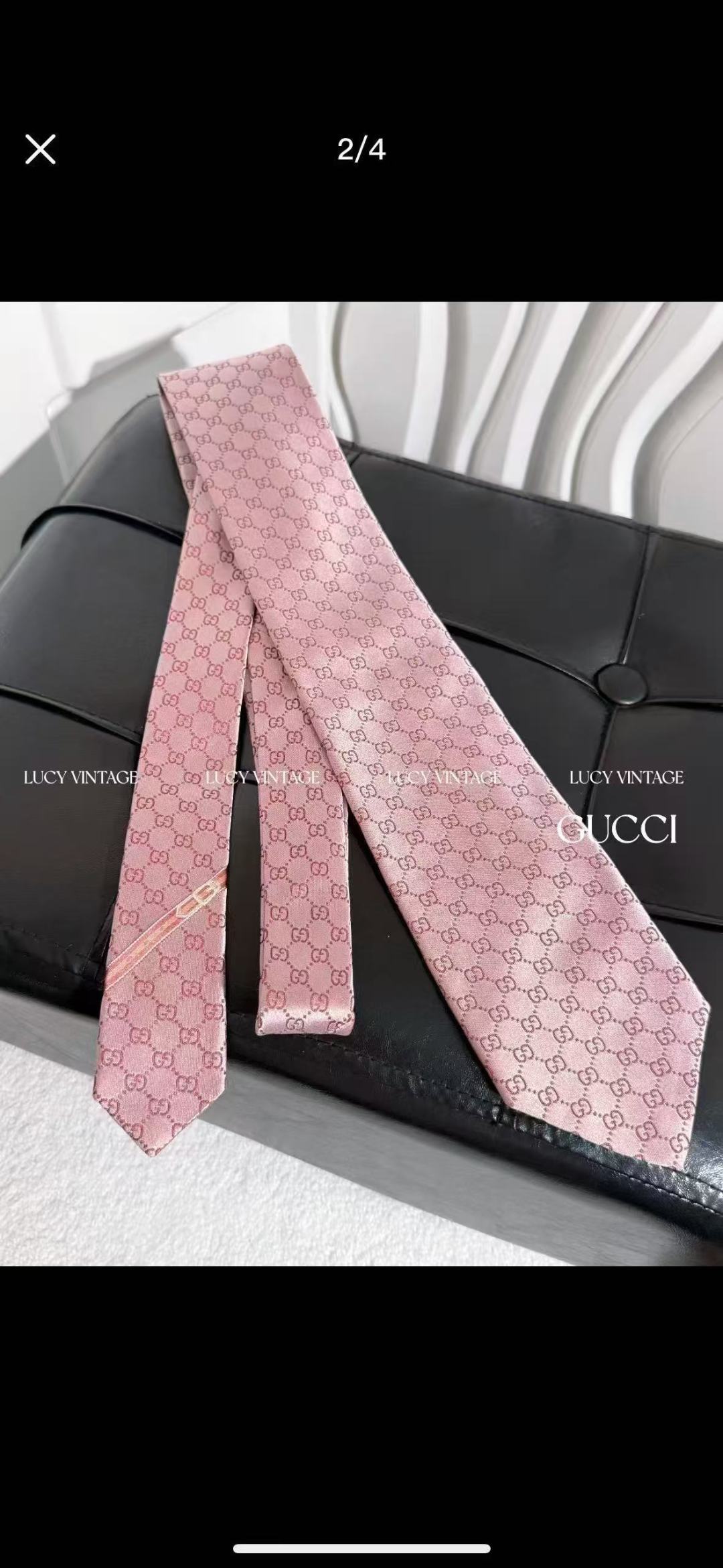 于1970年代首次使用的GG标识，由始于1930年代的早期Gucci菱形设计演化而来，其后便成为Gucc