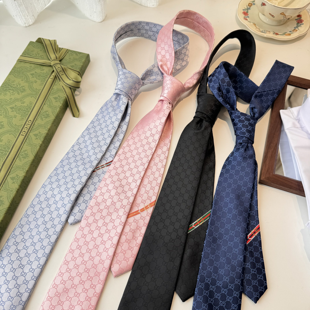 于1970年代首次使用的GG标识，由始于1930年代的早期Gucci菱形设计演化而来，其后便成为Gucc