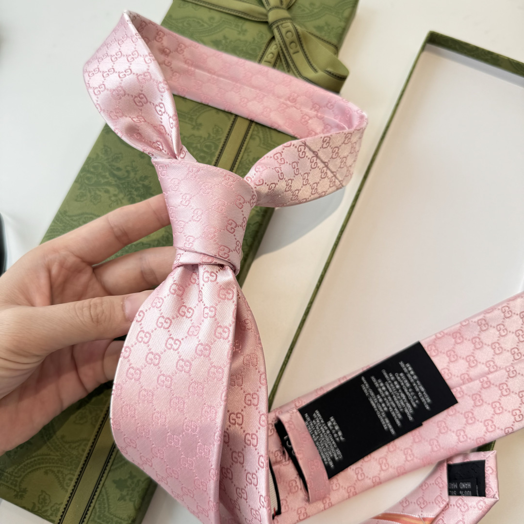 于1970年代首次使用的GG标识，由始于1930年代的早期Gucci菱形设计演化而来，其后便成为Gucc