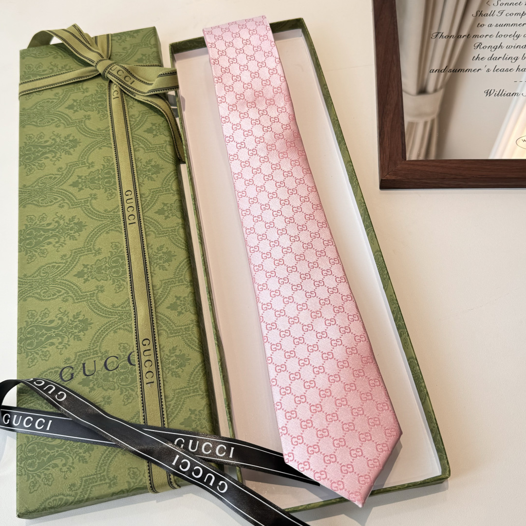 于1970年代首次使用的GG标识，由始于1930年代的早期Gucci菱形设计演化而来，其后便成为Gucc