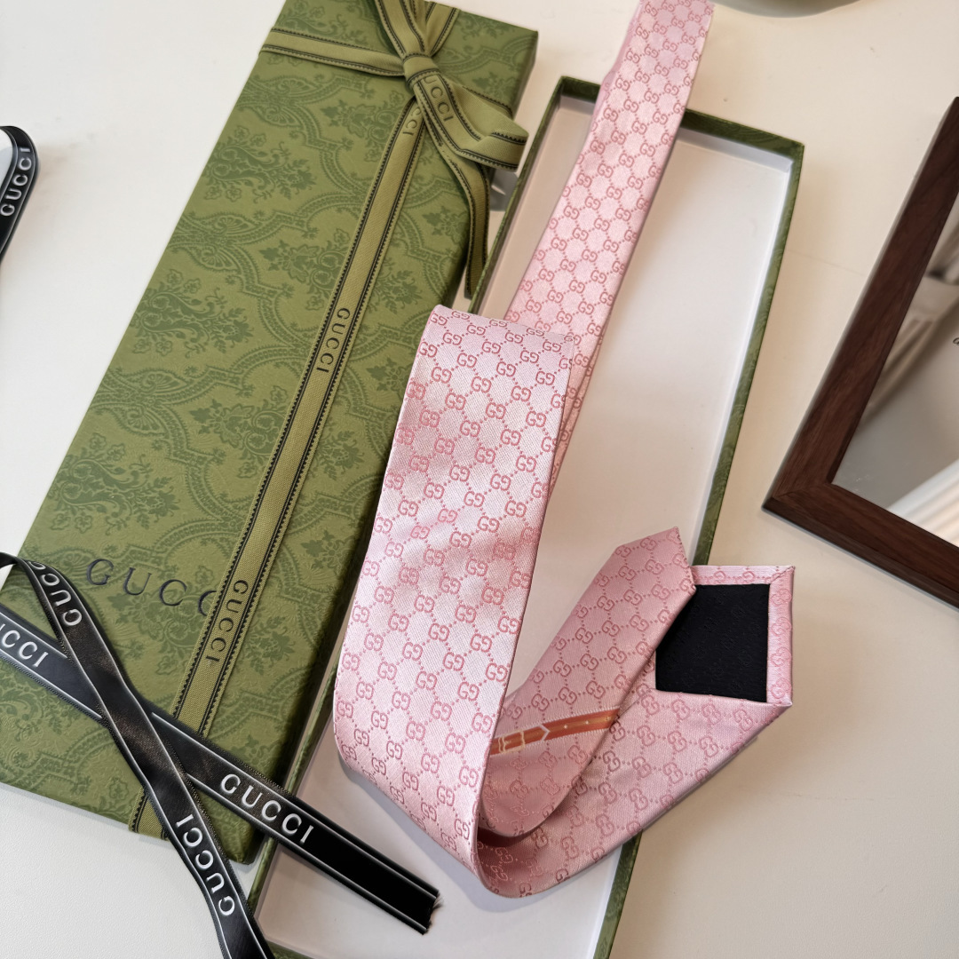 于1970年代首次使用的GG标识，由始于1930年代的早期Gucci菱形设计演化而来，其后便成为Gucc