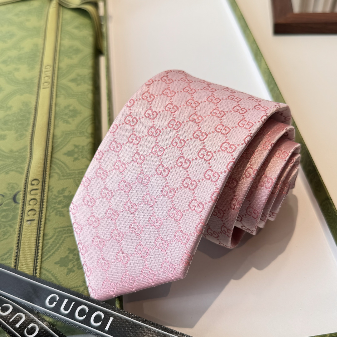 于1970年代首次使用的GG标识，由始于1930年代的早期Gucci菱形设计演化而来，其后便成为Gucc