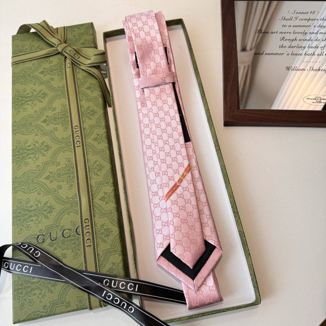 于1970年代首次使用的GG标识，由始于1930年代的早期Gucci菱形设计演化而来，其后便成为Gucc