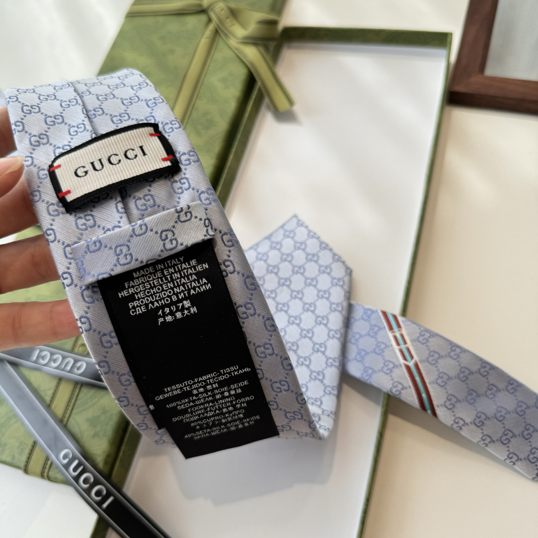 于1970年代首次使用的GG标识，由始于1930年代的早期Gucci菱形设计演化而来，其后便成为Gucc