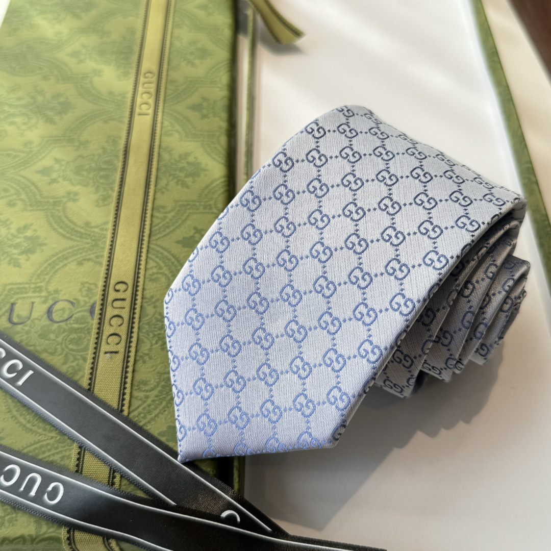 于1970年代首次使用的GG标识，由始于1930年代的早期Gucci菱形设计演化而来，其后便成为Gucc