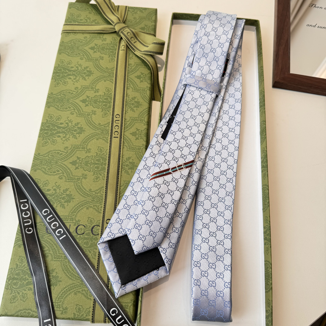 于1970年代首次使用的GG标识，由始于1930年代的早期Gucci菱形设计演化而来，其后便成为Gucc