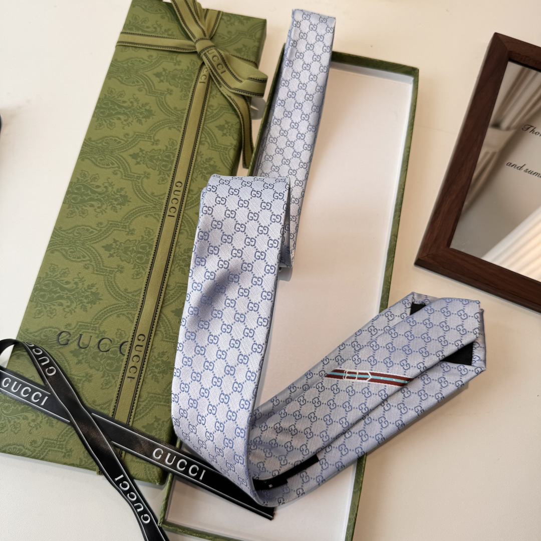 于1970年代首次使用的GG标识，由始于1930年代的早期Gucci菱形设计演化而来，其后便成为Gucc