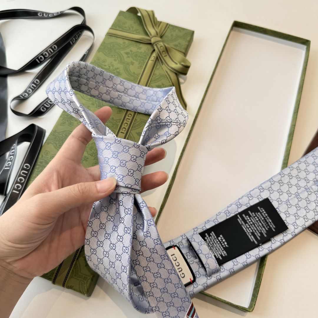 于1970年代首次使用的GG标识，由始于1930年代的早期Gucci菱形设计演化而来，其后便成为Gucc