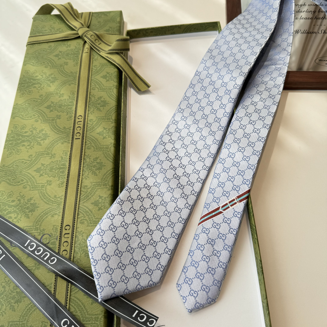 于1970年代首次使用的GG标识，由始于1930年代的早期Gucci菱形设计演化而来，其后便成为Gucc