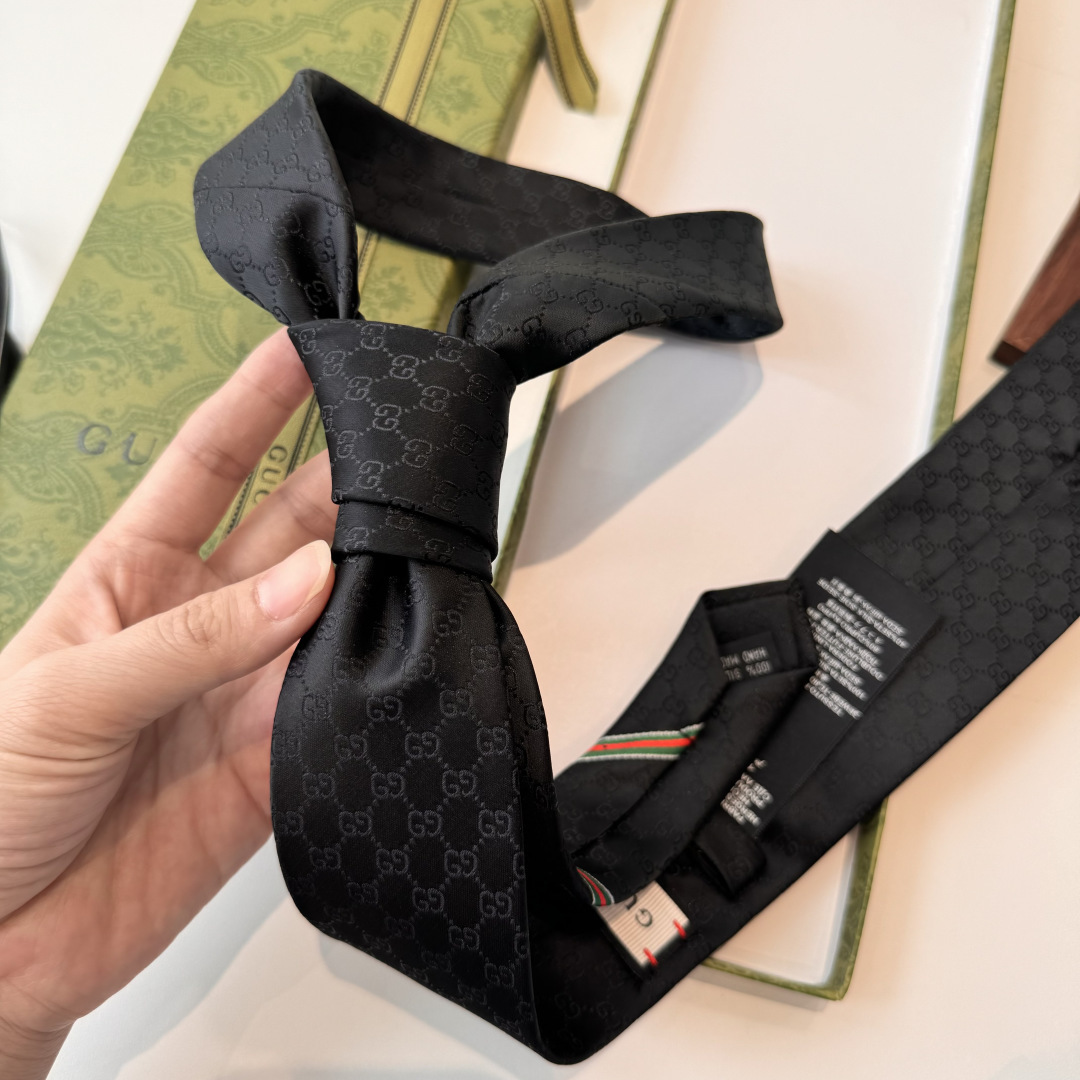 于1970年代首次使用的GG标识，由始于1930年代的早期Gucci菱形设计演化而来，其后便成为Gucc