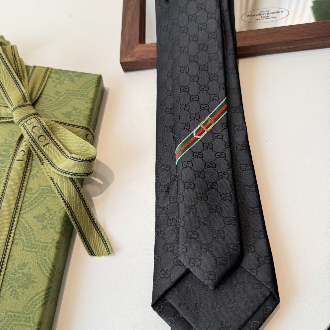 于1970年代首次使用的GG标识，由始于1930年代的早期Gucci菱形设计演化而来，其后便成为Gucc