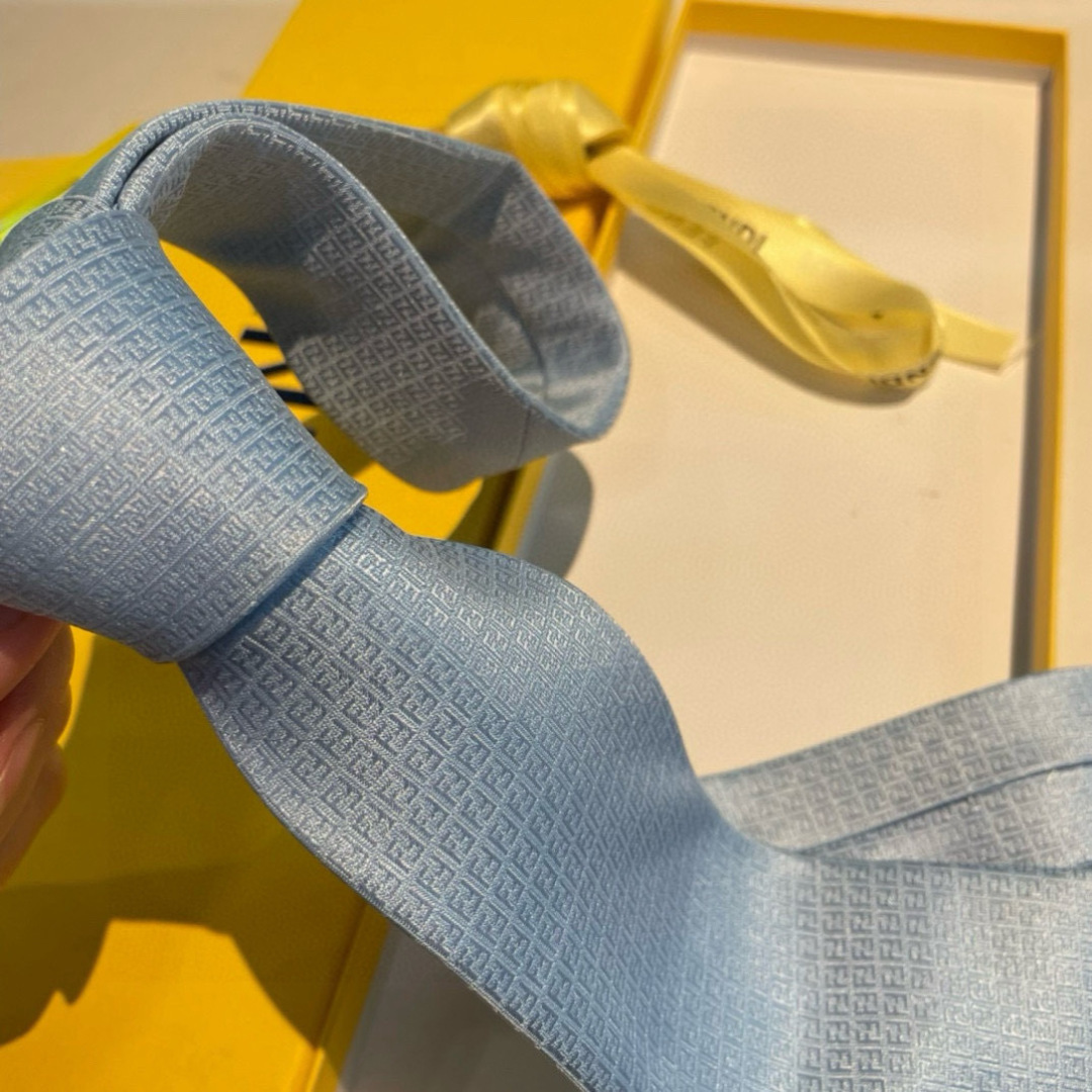 新 👏👏 男士芬迪爆款领带👔👔，稀有😻😻展现精湛手工与时尚优雅的理想选择，这款采用F家最具标志性的FF字