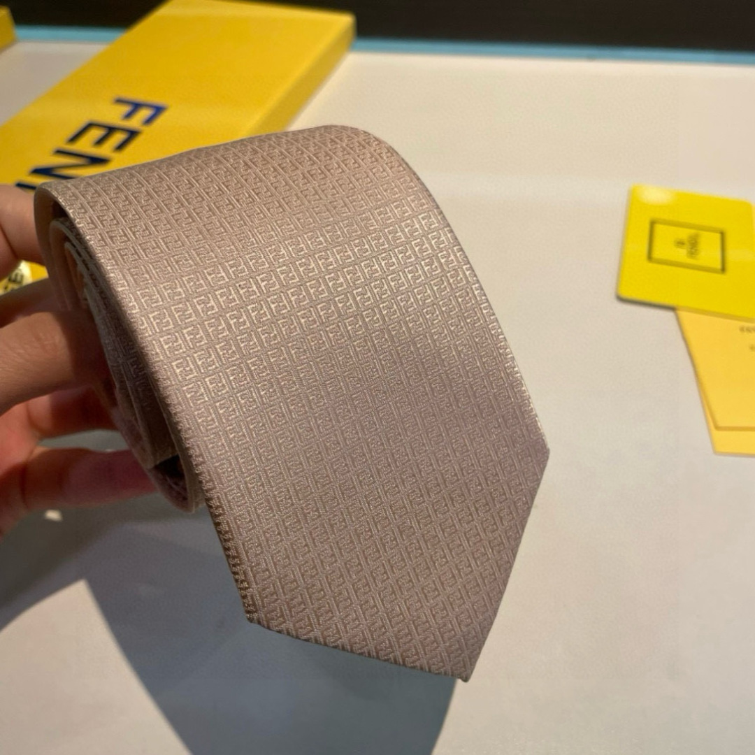 新 👏👏 男士芬迪爆款领带👔👔，稀有😻😻展现精湛手工与时尚优雅的理想选择，这款采用F家最具标志性的FF字