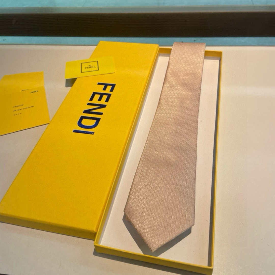 新 👏👏 男士芬迪爆款领带👔👔，稀有😻😻展现精湛手工与时尚优雅的理想选择，这款采用F家最具标志性的FF字