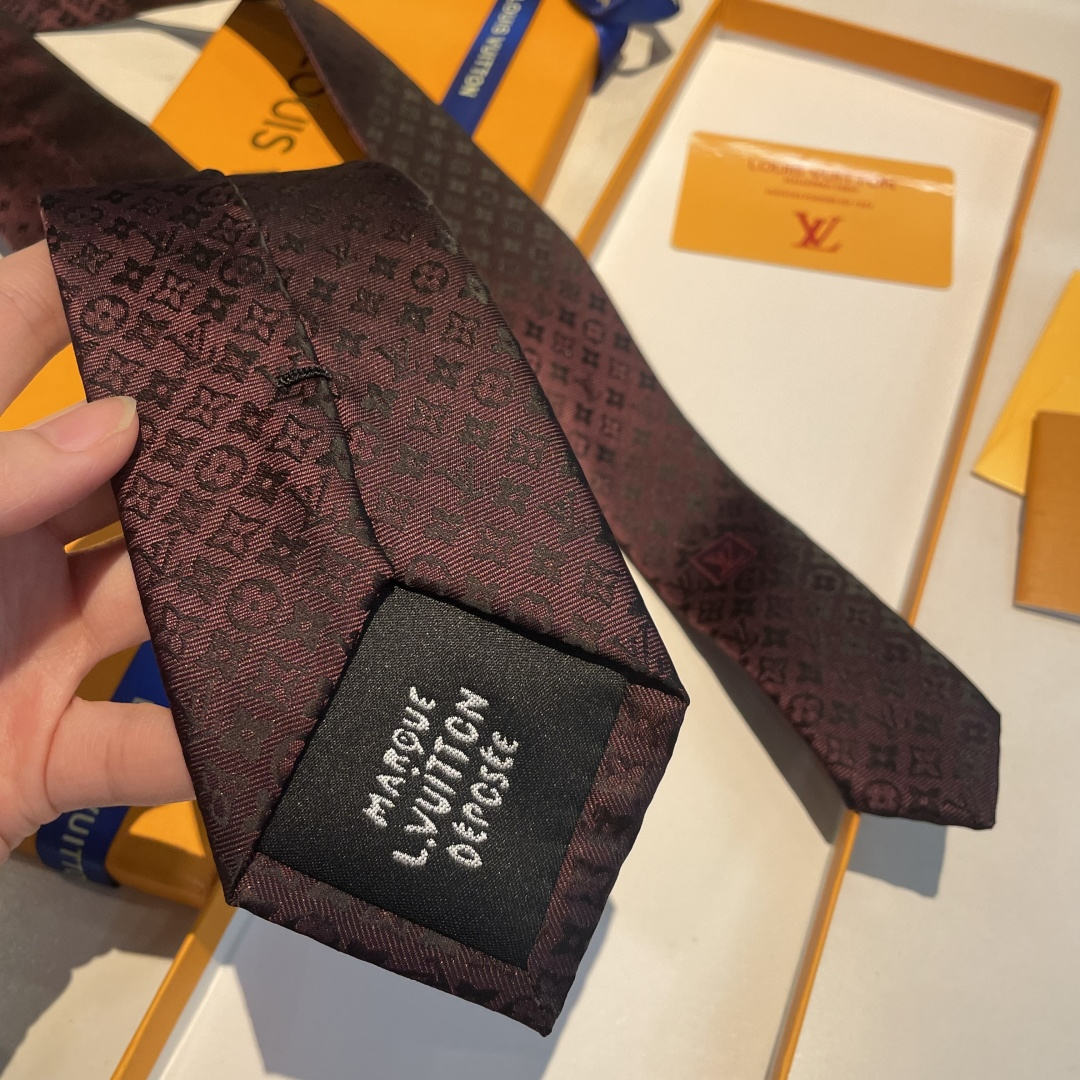 特 LV字母渐变领带 ，路易威登经典领带👔男士必备单品超时尚！高端品质 版型面料都达到品牌标准，，难得的
