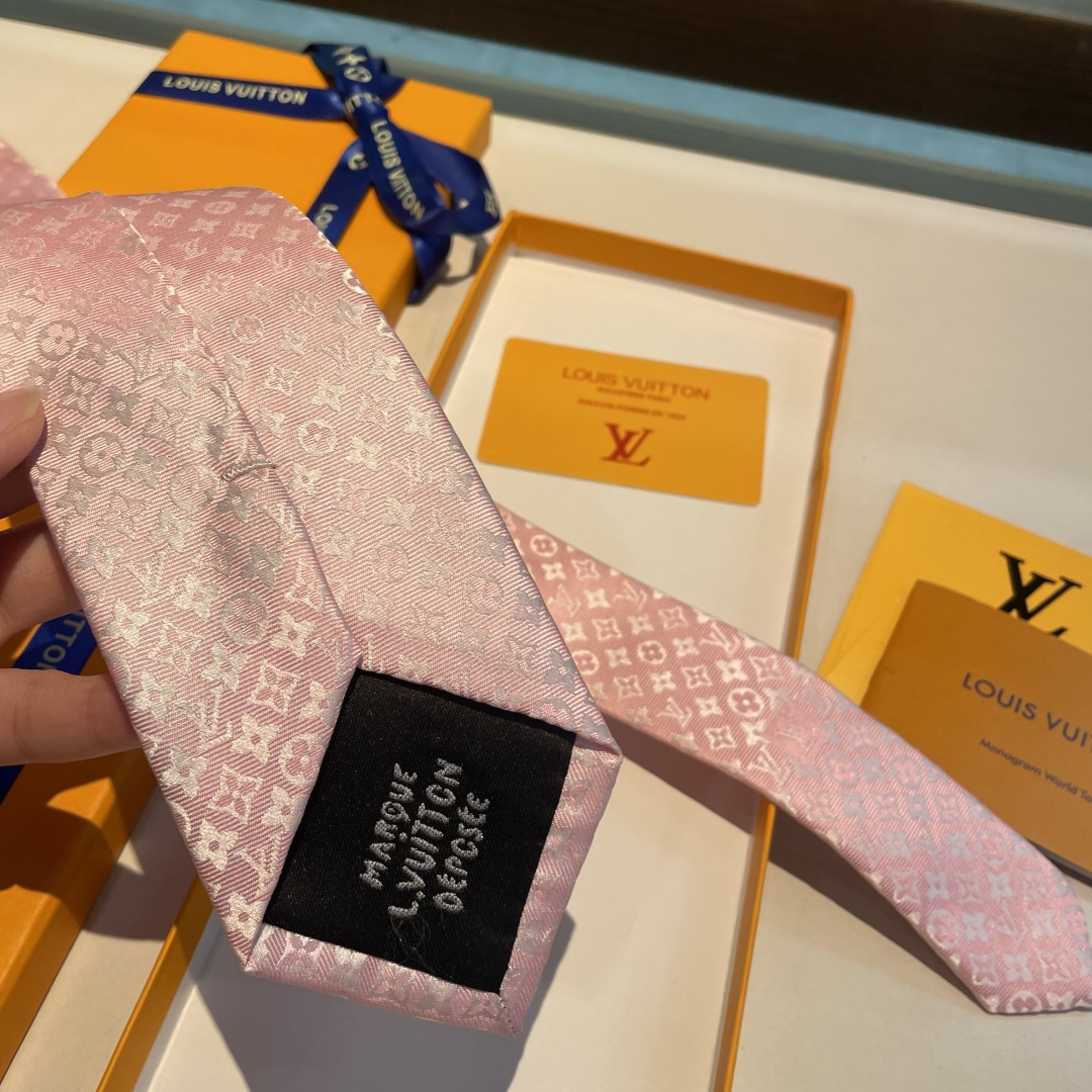 特 LV字母渐变领带 ，路易威登经典领带👔男士必备单品超时尚！高端品质 版型面料都达到品牌标准，，难得的