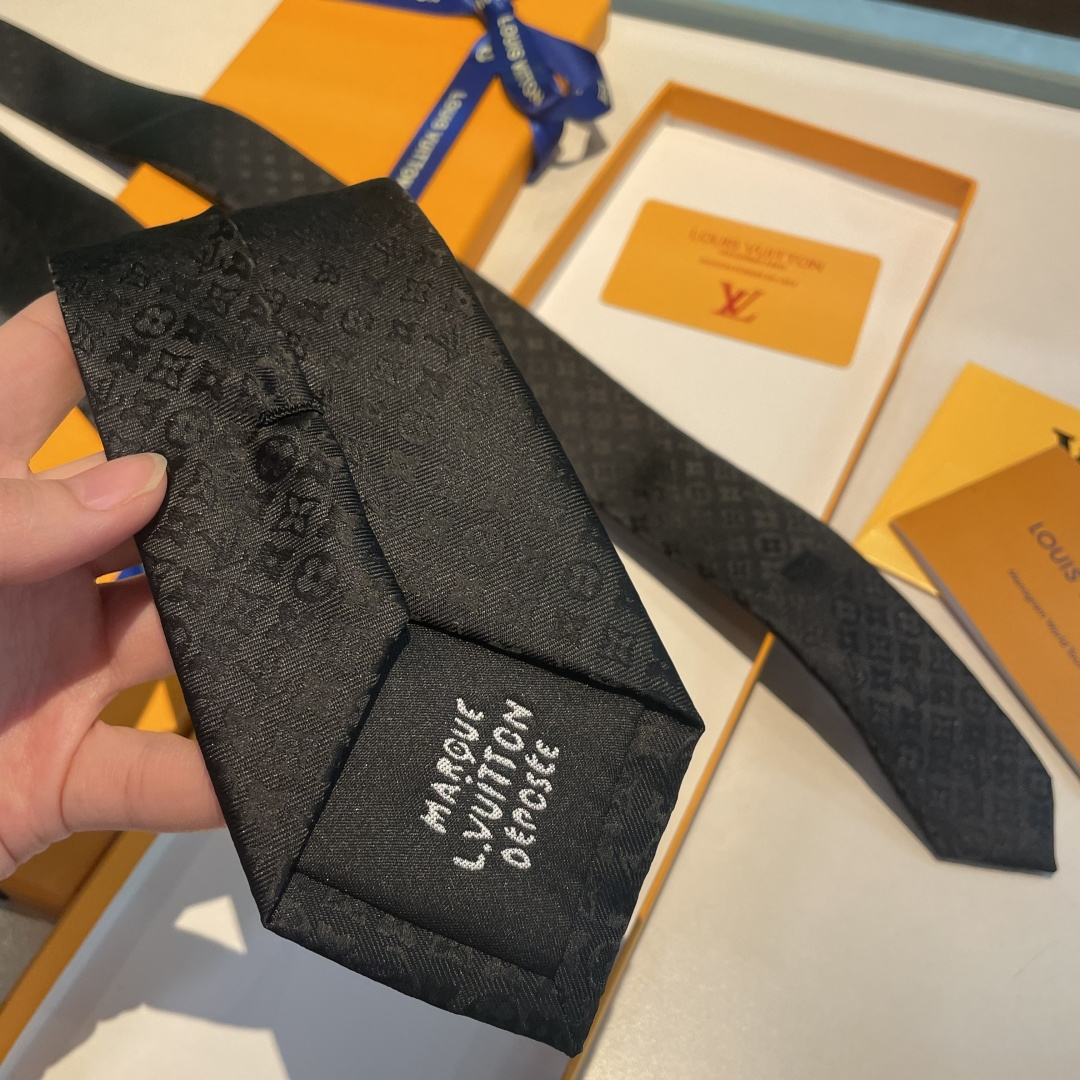 特 黑色LV字母渐变领带 ，路易威登经典领带👔男士必备单品超时尚！高端品质 版型面料都达到品牌标准，，难