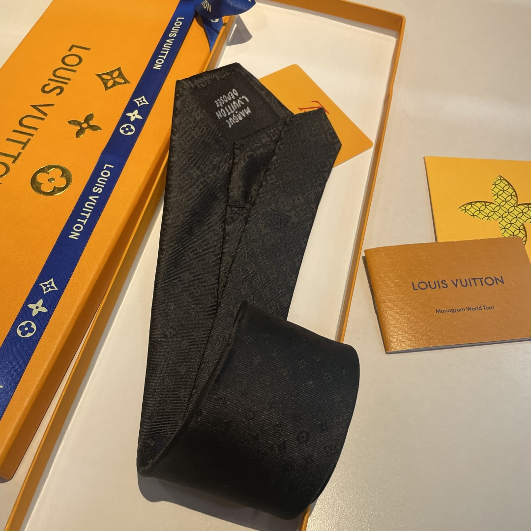 特 黑色LV字母渐变领带 ，路易威登经典领带👔男士必备单品超时尚！高端品质 版型面料都达到品牌标准，，难