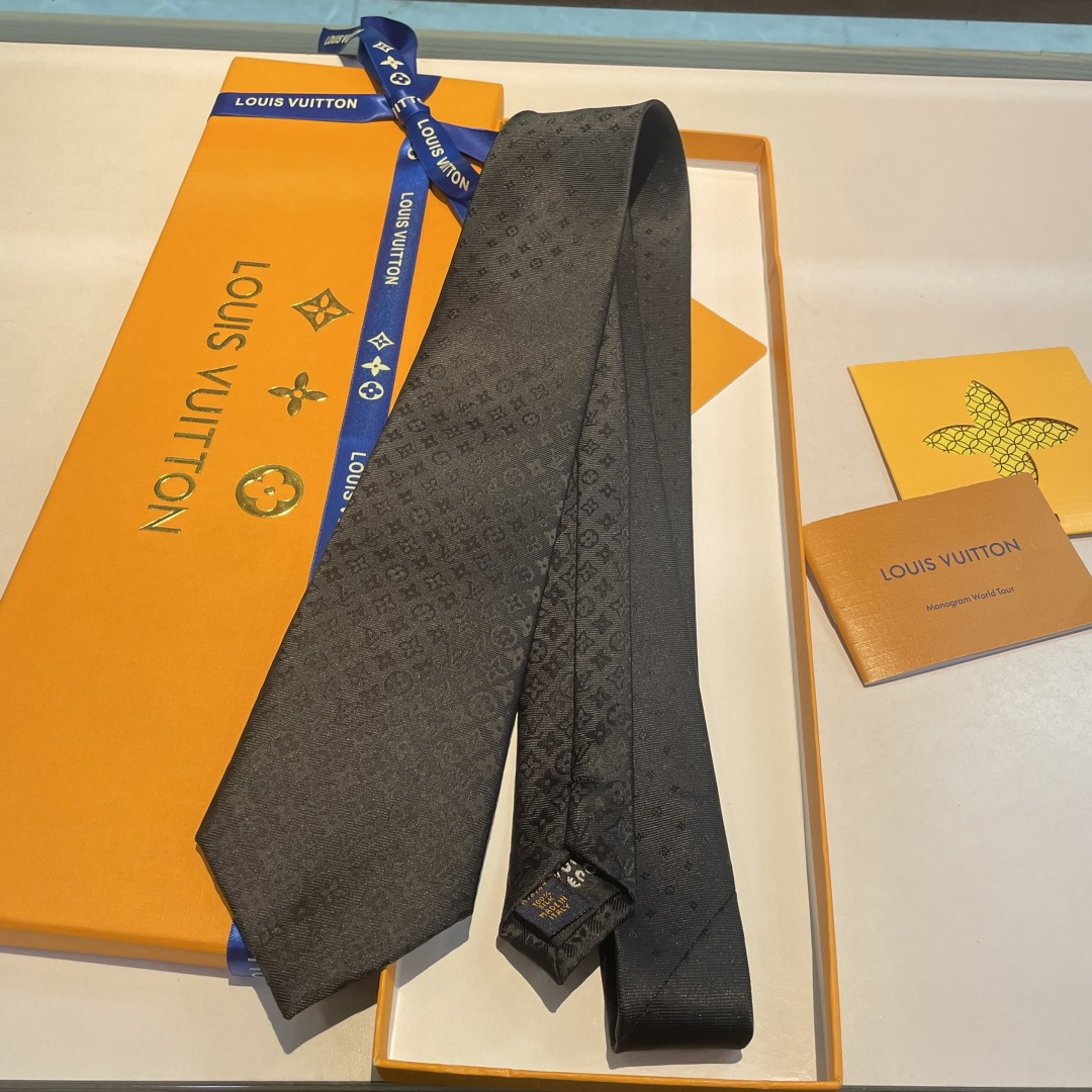 特 LV字母渐变领带 ，路易威登经典领带👔男士必备单品超时尚！高端品质 版型面料都达到品牌标准，，难得的