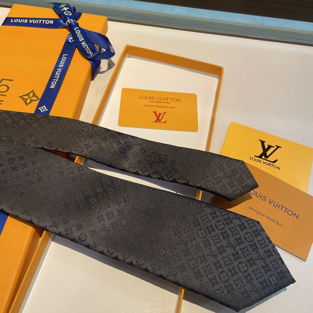 特 LV字母渐变领带 ，路易威登经典领带👔男士必备单品超时尚！高端品质 版型面料都达到品牌标准，，难得的