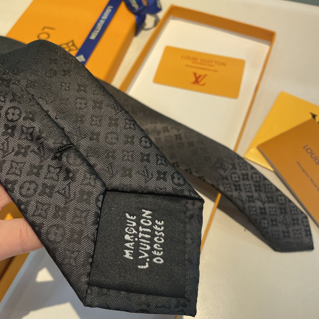 特 LV字母渐变领带 ，路易威登经典领带👔男士必备单品超时尚！高端品质 版型面料都达到品牌标准，，难得的