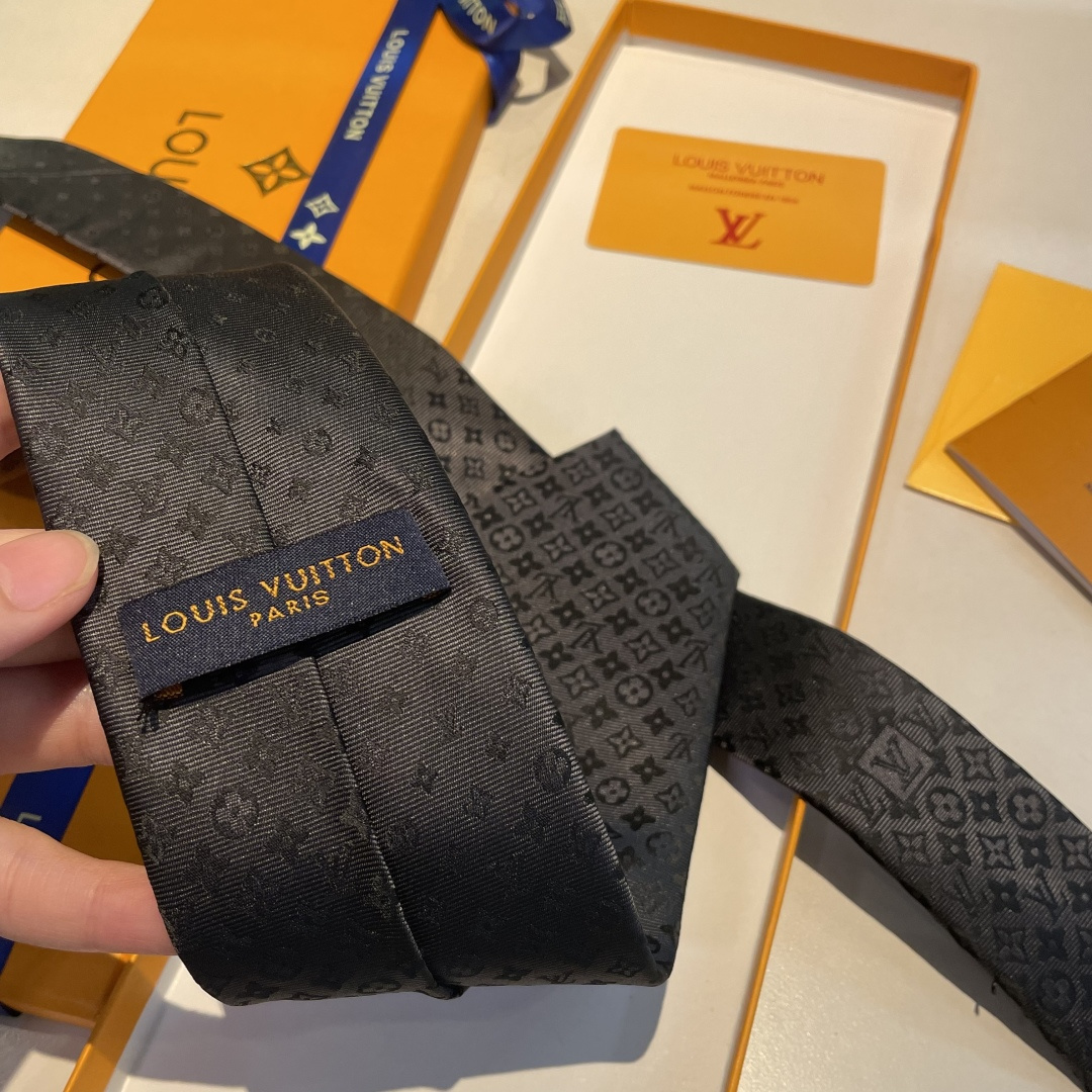 特 LV字母渐变领带 ，路易威登经典领带👔男士必备单品超时尚！高端品质 版型面料都达到品牌标准，，难得的