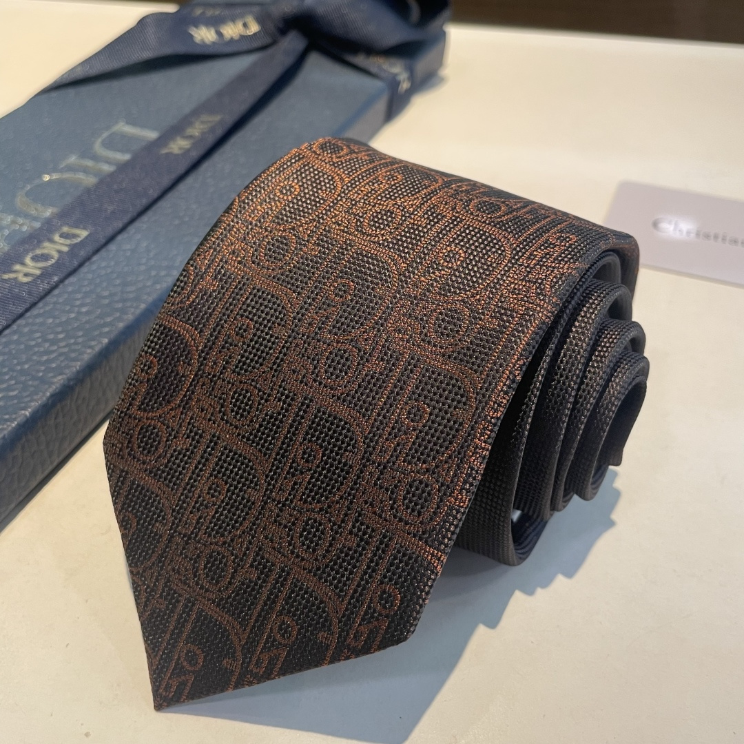 特 爆款到👏👏Do家新款领带 👔👔Dior男士【D家LOGO系列领带】，稀有😻😻展现精湛手工与时尚优雅的