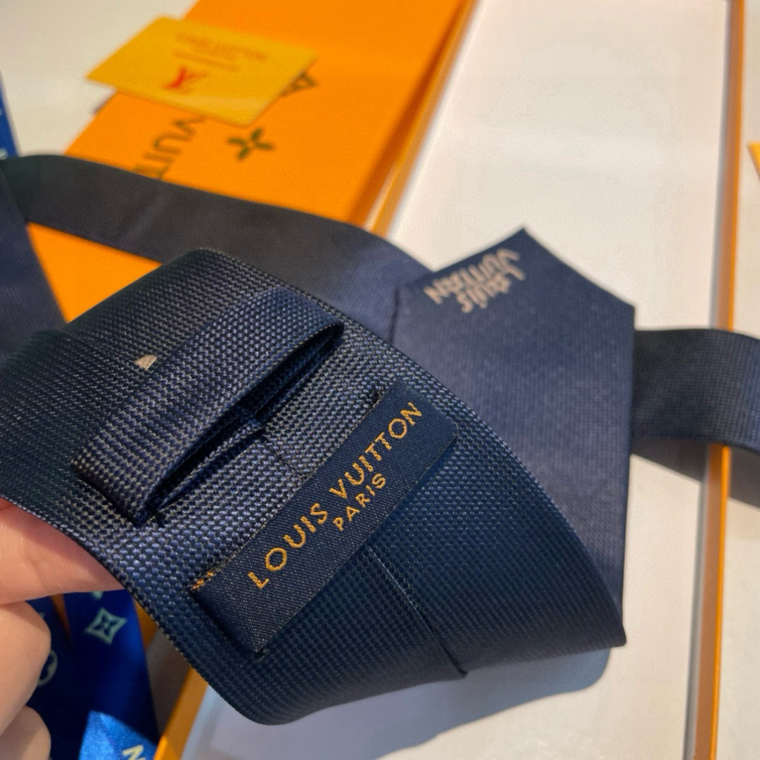 JumPing Dog 领带以细腻桑蚕丝展现品牌与 Tyler 携手的创意结晶。当季谐趣吉祥物跃现领结，