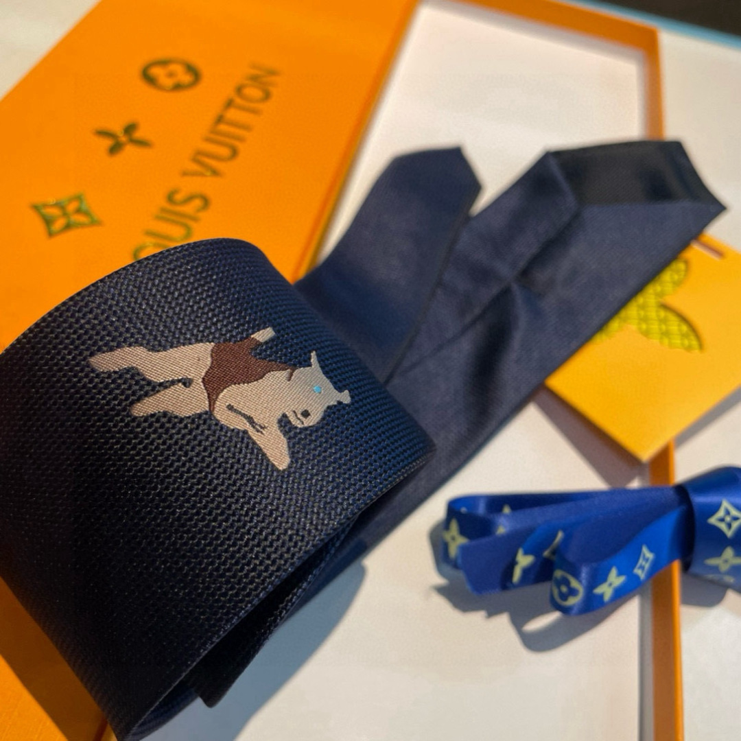 JumPing Dog 领带以细腻桑蚕丝展现品牌与 Tyler 携手的创意结晶。当季谐趣吉祥物跃现领结，